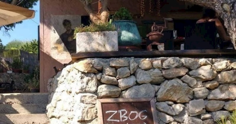 Netko je smislio genijalan "razlog" za zatvaranje kafića i sve nasmijao