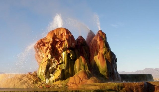 #5 Ranch Geyser je mali geotermalni gejzir koji se nalzi u Nevadi u SAD-u.