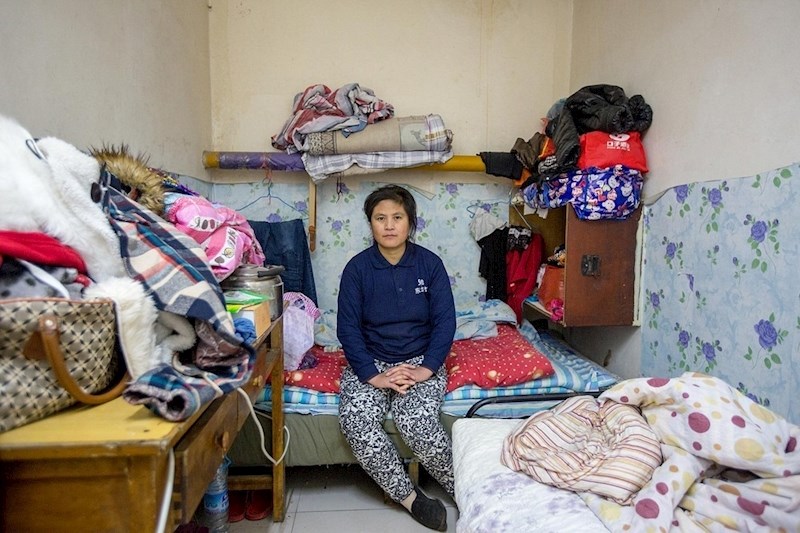 Du Xiuyan radi u restoranu gdje pravi knedle, pere posuđe i kuha juhe od tijesta.