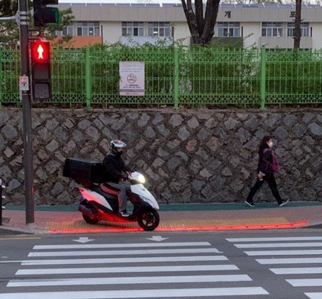 "Južna Koreja postavlja semafore na zemlju kako bi ljudi koji gledaju u mobitele i dalje mogli vidjeti svjetlo."