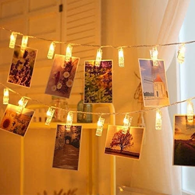 Postavljanjem viseće biljke ili povezivanje fotografija može biti dobra alternativa običnom dekoru, jer odmah privlači pogled prema stropu, a samim tim prostor izgleda veče.