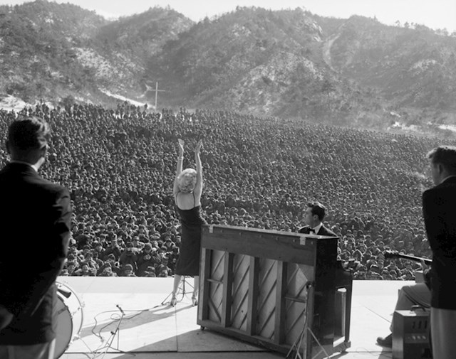 Marilyn Monroe pjeva vojnicima u Koreji, 1954. godine.