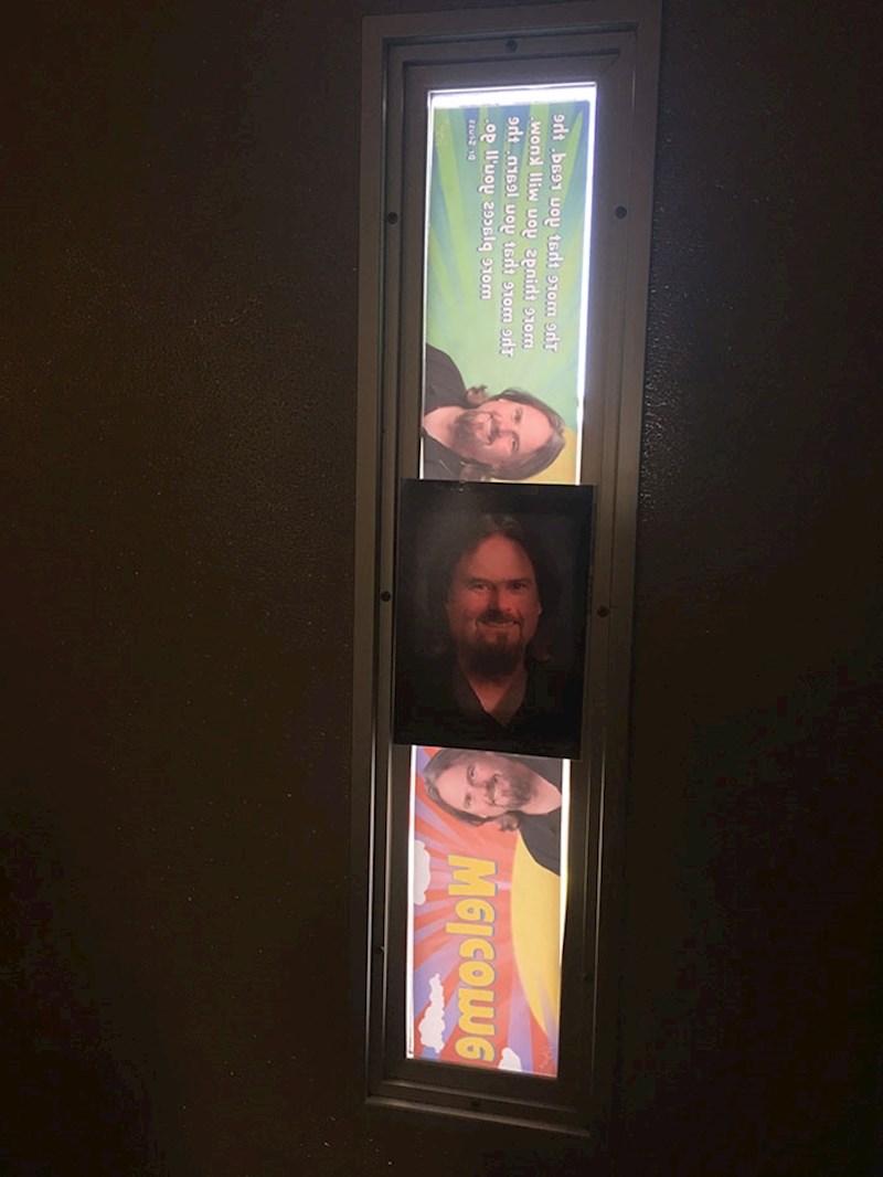 Ovaj profesor ekonomije pokriva svjetlost koja se kroz vrata popodne pojavljuje sa svojim slikama.