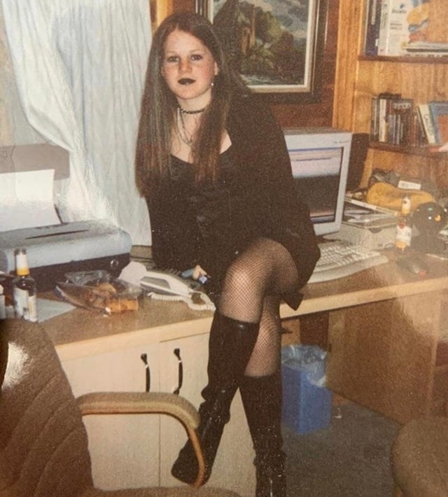 "Roditelji moje žene čistili su kuću i otkrili ovu sliku. Goth faza 2003 ... "