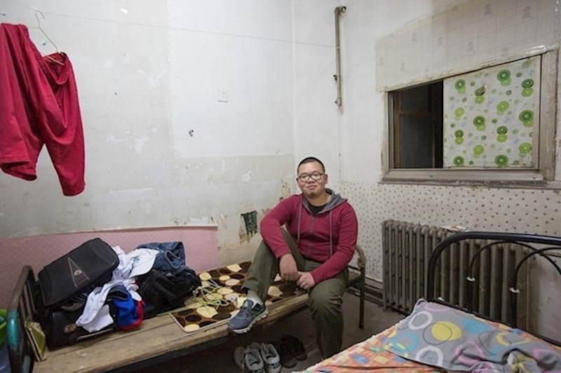 Li Yang radi kao automehaničar.