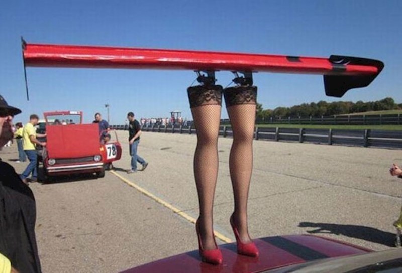 Kada govorimo o sportskim automobilima spojleri su neizostavni dio, a vlasnik ovog automobila podigao je tuning na novu razinu.