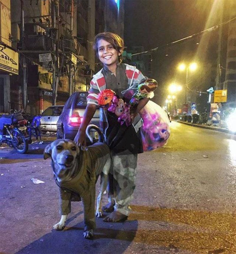 Ovaj dječak bez cipela dao je psu lutalici košulju jer mu je bilo hladno.