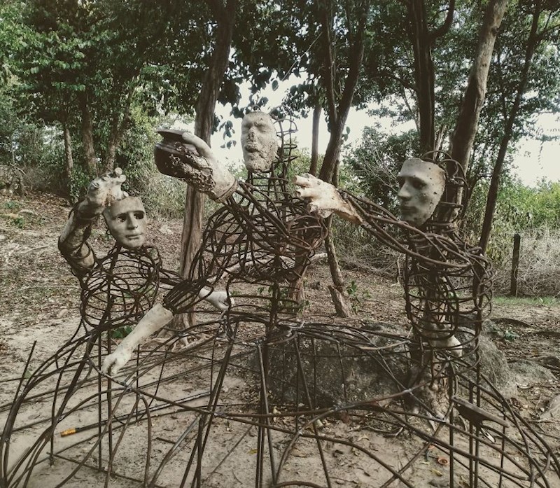 Skulpture nisu fizički zavarene na osnovni okvir, pa su s malog broda spuštene bez pomoći dizalice.
