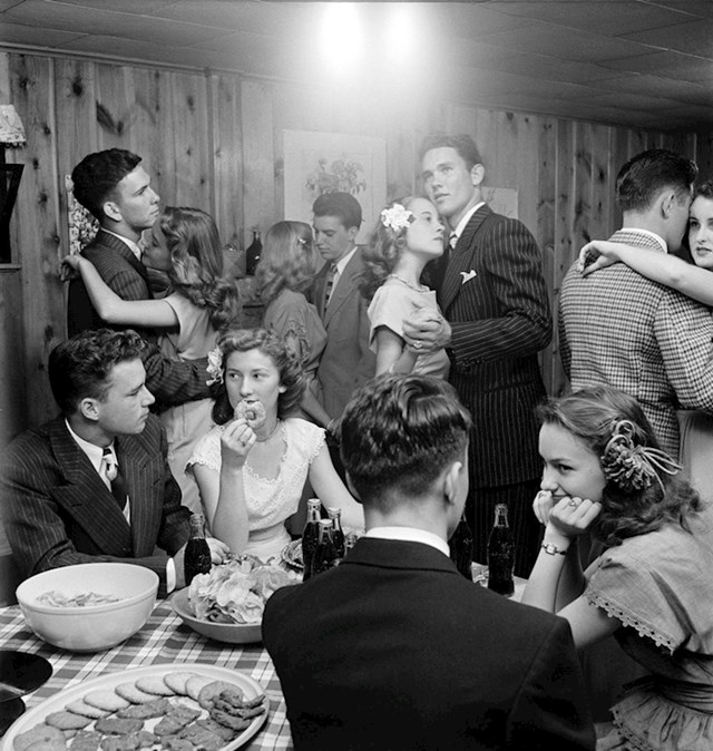 #6 Tinejdžeri plešu i druže se na zabavi, 1947.