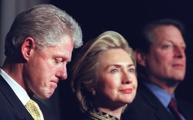 Bill i Hillary Clinton sudjeluju na svečanom ručku. U isto vrijeme, američki senat razmatra mogućnost Clintonove ostavke zbog njegove povezanosti s Monicom Lewinsky, 1998.