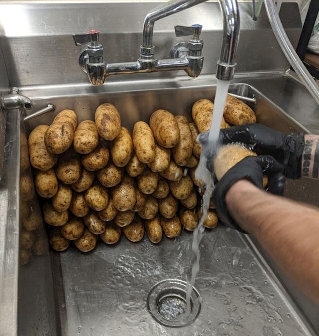 "Način na koji moj kolega čisti krumpir."