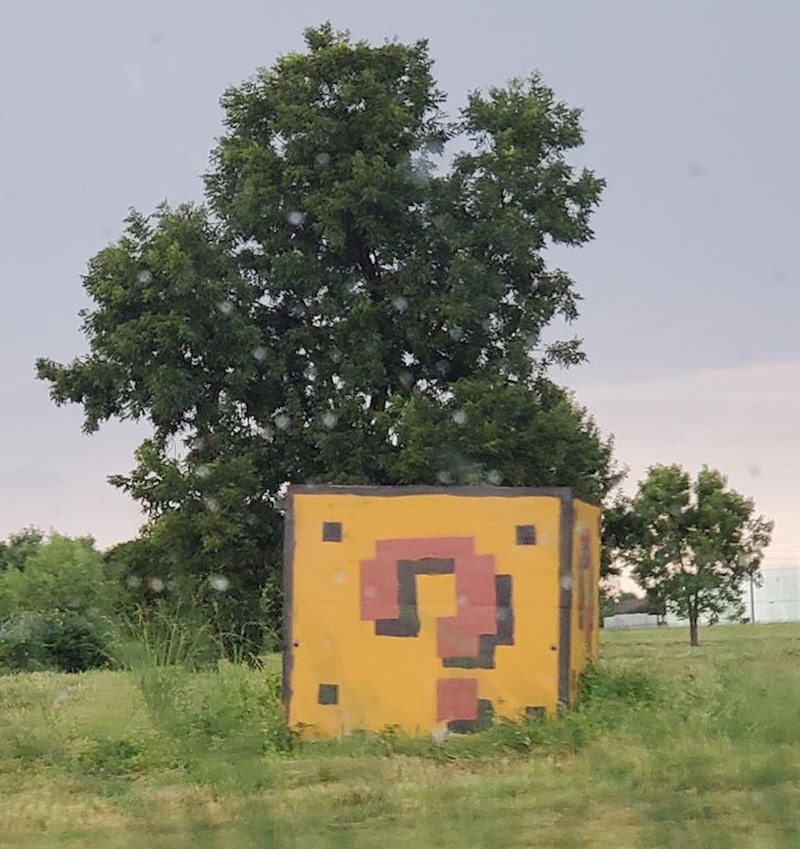 "Ovaj divovski misteriozni blok koji se pojavio na polju pored kojeg vozim na putu do posla."