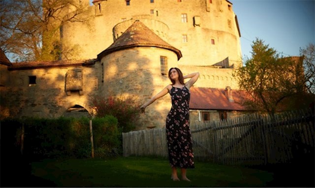 Upoznajte Yuliju, fotografkinju koja voli mačke i živjela je u srednjovjekovnom dvorcu u Njemačkoj.