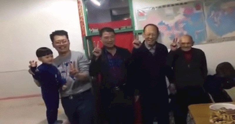 Ovo je prilično nevjerojatno, nadamo se da će dječak odrasti sa sjećanjima na svog prapradjeda