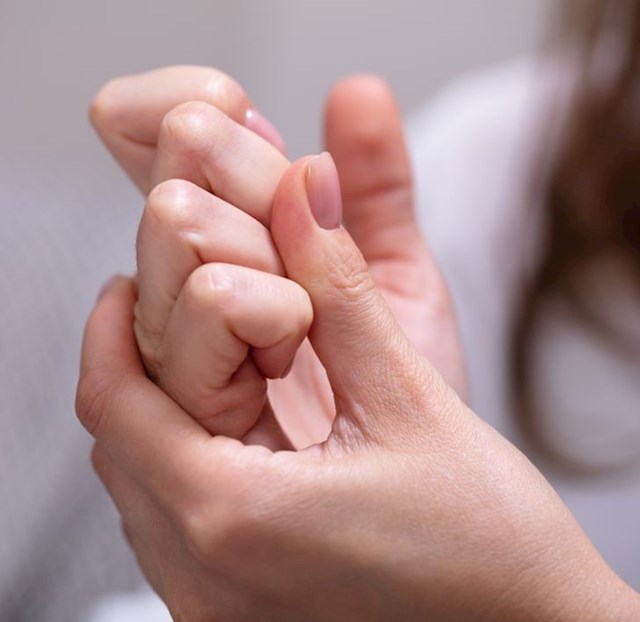 3. Artritis možete dobiti pucanjem zglobova prstiju.
