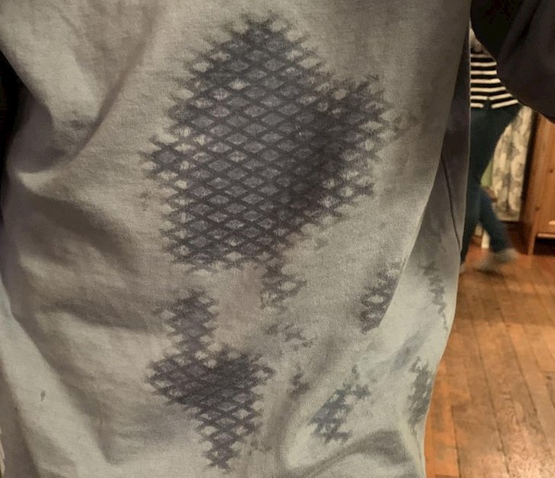 "Moj brat ima majicu koja kada je mokra, prikazuje uzorak s Vans cipela."