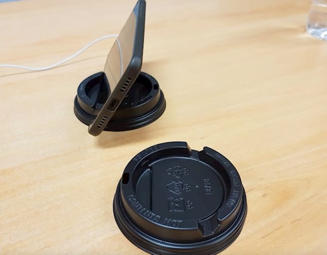 Poklopci od čašica za kavu u ovom kafiću u Švicarskoj mogu poslužiti kao stalak za mobitel.