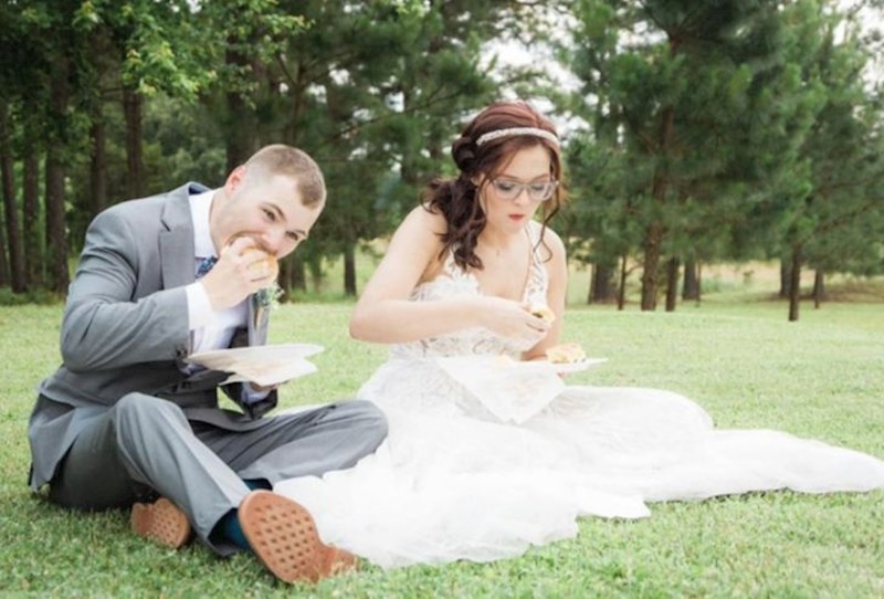 “Jučer smo se vjenčali. Jedva smo imali vremena za jelo i donijeli su nam hranu tijekom fotografiranja. "