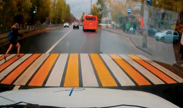 VIDEO Ova djevojčica odlučila je stići na autobus, to bi je moglo koštati života