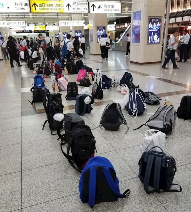 1. Tijekom školskih izleta djeca mogu samo ostaviti sve svoje ruksake u čekaonici željezničke stanice. Ne trebaju se brinuti da će njihove stvari biti ukradene.