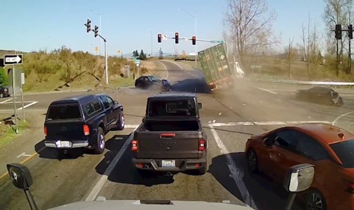 VIDEO Neispravne kočnice ovog kamiona napravile su kaos u raskrižju