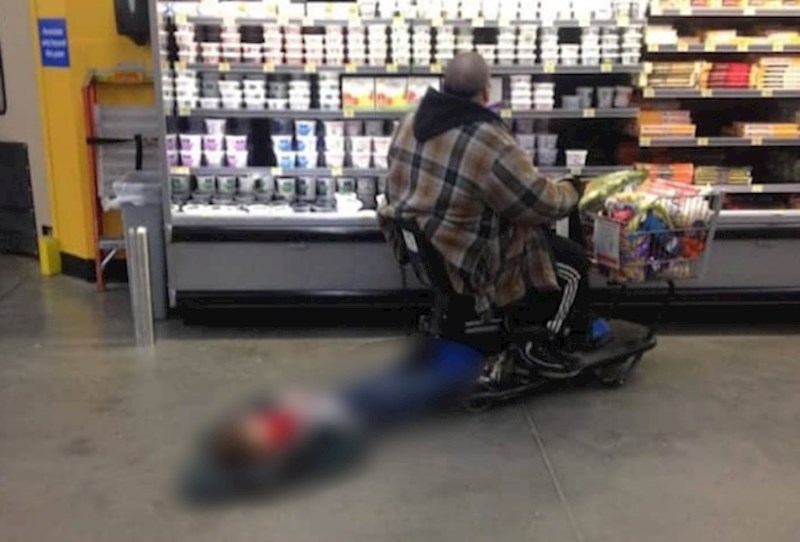 Nećete vjerovati kada vidite što ovaj čovjek u trgovini vuče za sobom