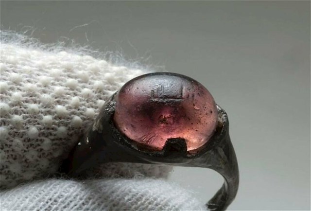 Prsten iz doba Vikinga. Pronađen u grobu žene koja je pokopana prije 1200 godina u Birki, 25 kilometara zapadno od današnjeg Stockholma.