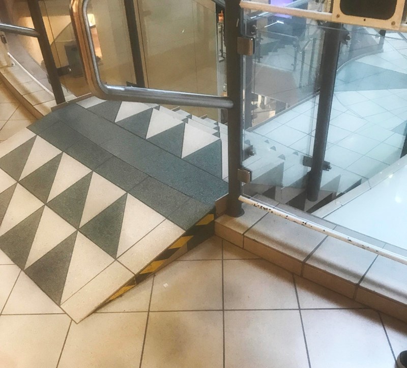 #2 Rampa koja se pretvara u stepenice?