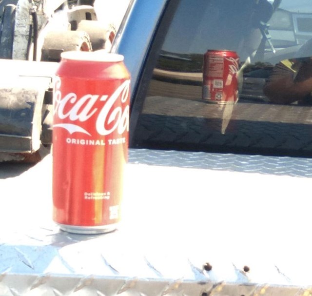 “Odraz u prozoru od visoke limenke Coca-Cole, izgleda kao normalna veličina limenke.”