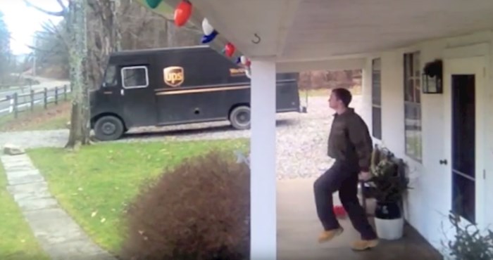 VIDEO Pogledajte genijalnu reakciju dostavljača kad pronađe napojnicu pred vratima ove kuće