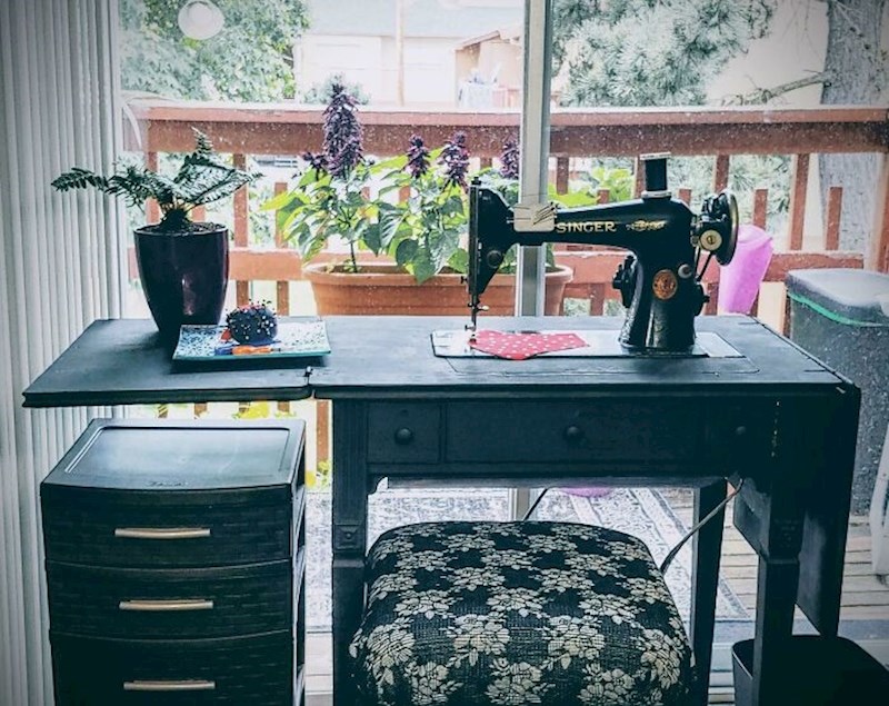 "Moja djevojka koristi ovu šivaću mašinu za izradu maski. Njezina prabaka kupila ju je novu davne 1925. Još uvijek radi savršeno!"