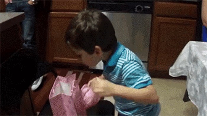 Reakcija ovog dječaka na poklon koji je dobio oduševila je milijune