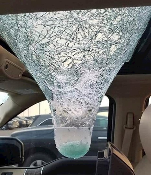 Šteta od tuče na krovu automobila.