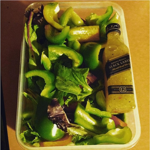#1 Spremite preljeve za salatu u mini boce od alkoholnih pića!