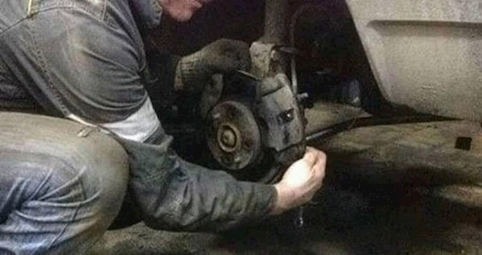 Ovaj automehaničar ima pomoćnika koji je uvijek tu za njega i nikad ne traži povišicu