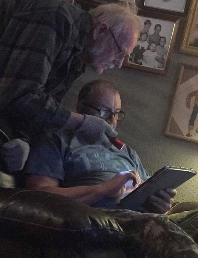Moj ujak koristi svjetiljku za jaču svjetlost ekrana iPad -a mog oca.