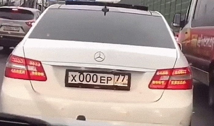 Netko je snimio što jedan vlasnik Mercedesa učini prije nego što počne raditi probleme na cesti