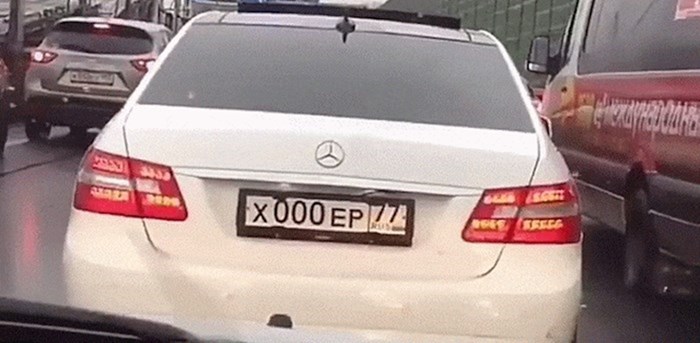 Netko je snimio što jedan vlasnik Mercedesa učini prije nego što počne raditi probleme na cesti
