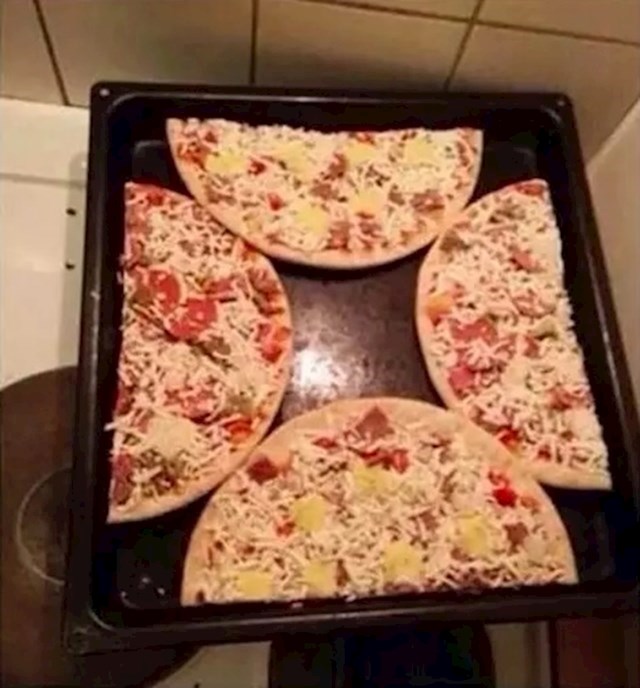 Imate dvije kupovne pizze i želite što prije jesti? Ovako ih možete istovremeno obje ispeći.