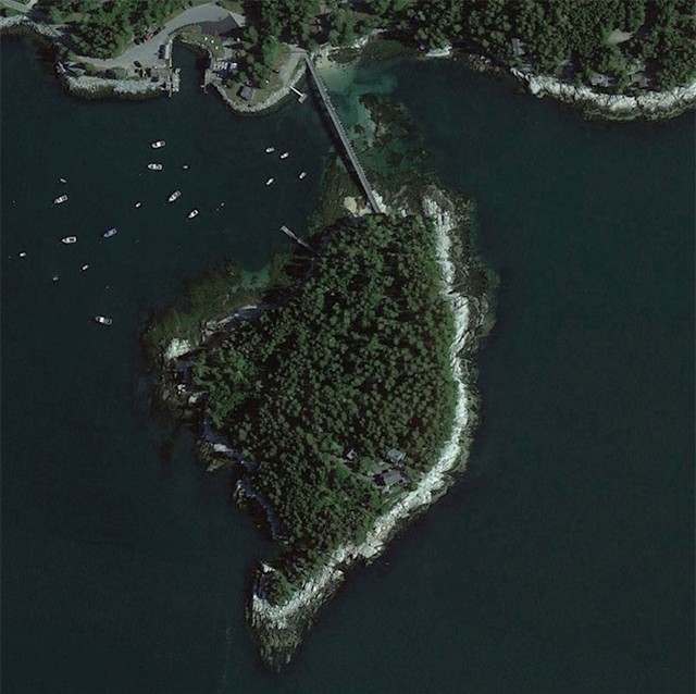 „Ovo je privatni otok na obali Mainea. Most ima vrata, a kuća gleda na zaljev Penobscot."