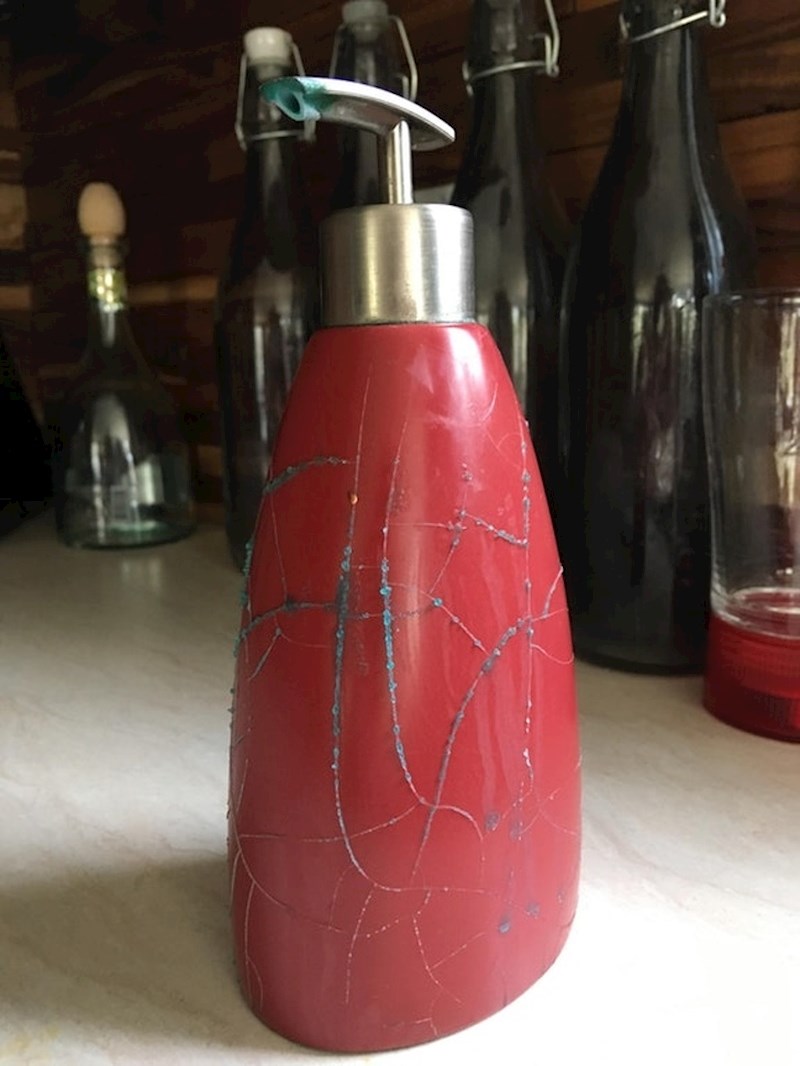 Sapun za ruke je pao i razbio se, ali sapun je ispunio pukotine i zalijepio ih zajedno.