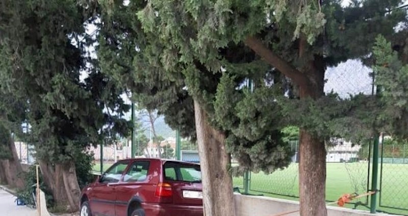 Pogledajte kako u Dalmaciji popravljaju automobile, kreativnosti ne nedostaje