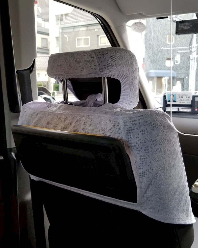 7. Možete biti sigurni da ste u Japanu ako u taxiju primjetite ovakve navlake za sjedala.