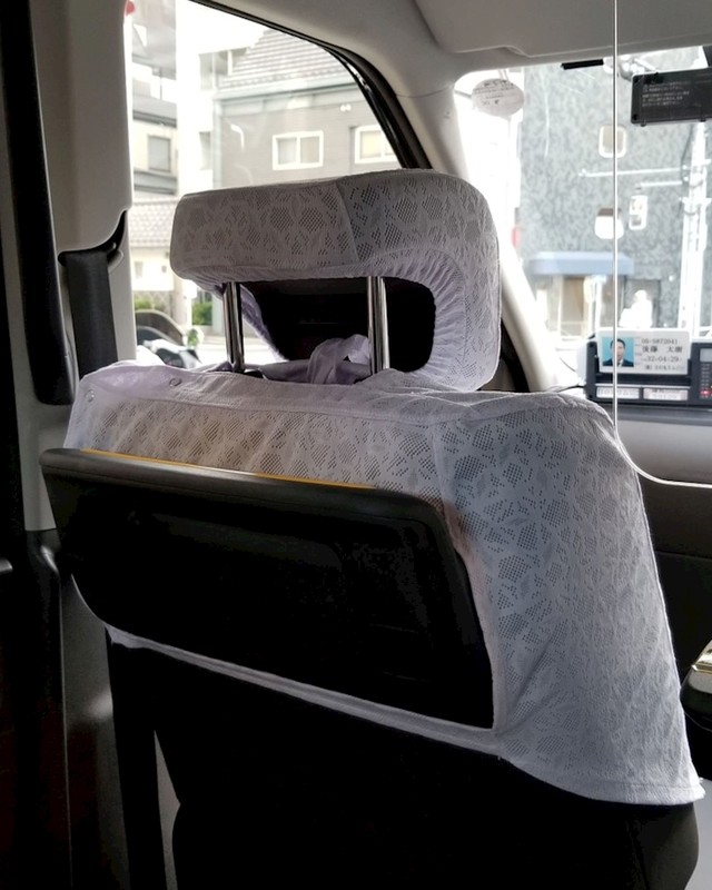7. Možete biti sigurni da ste u Japanu ako u taxiju primjetite ovakve navlake za sjedala.