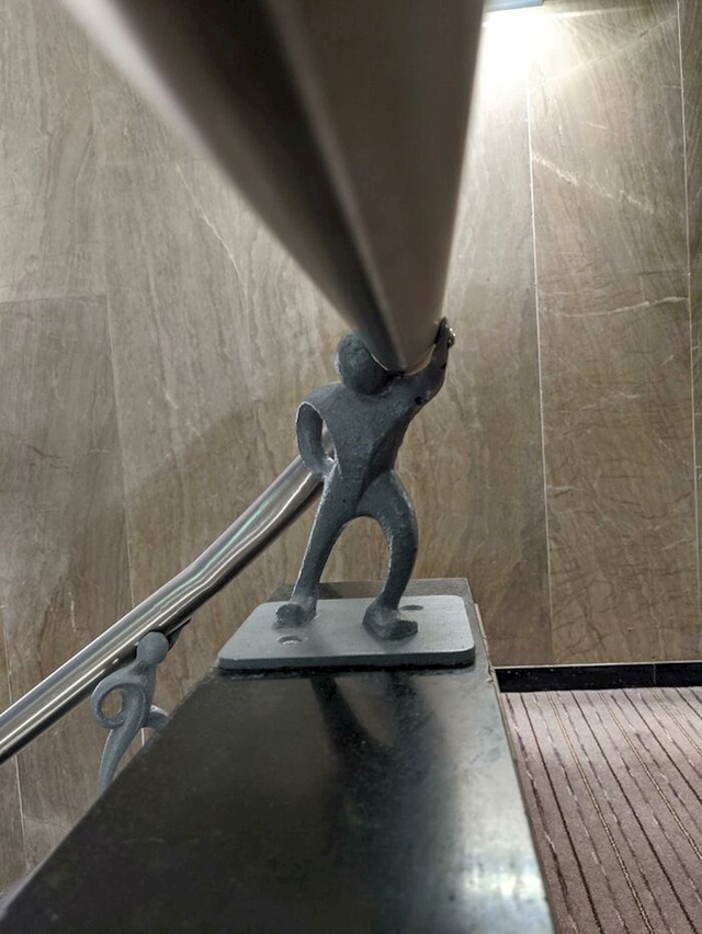 "Ograde u mom hotelu držali su mali metalci."