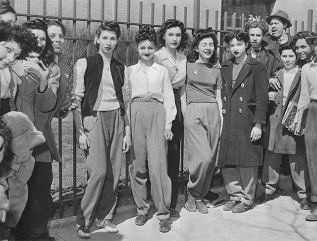 Prosvjed zbog pravila oblačenja srednje škole koja je zabranila hlače za djevojčice, Brooklyn, 1940.