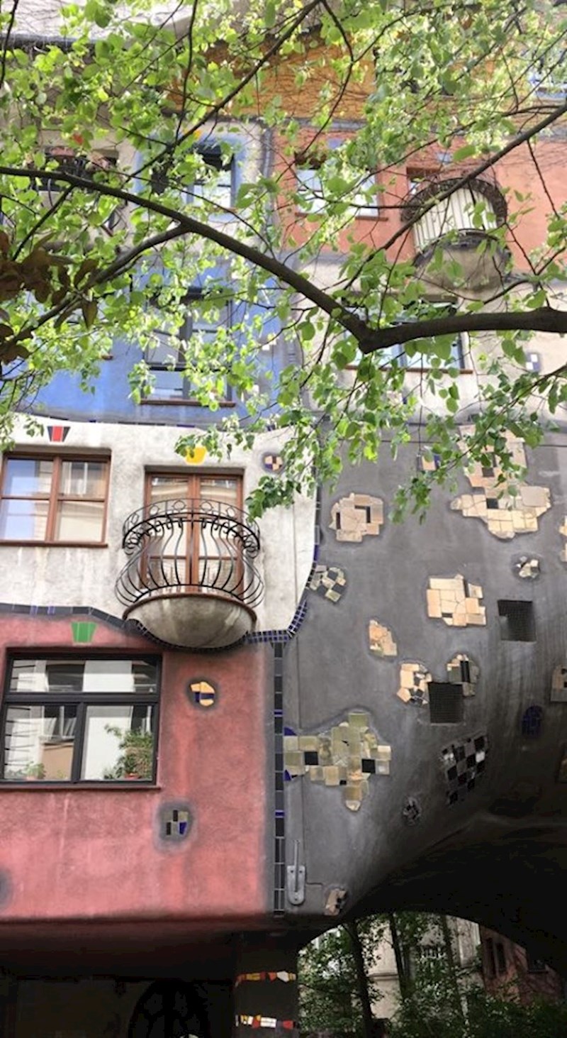 Zanimljivo je što katovi nisu u istoj ravnini, niti jedan prozor nije jednak, a iz pojedinih prozora izlazi drveće.