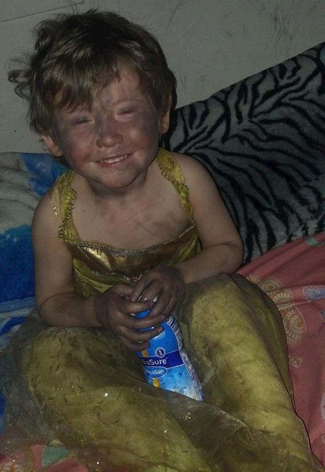 "Otišla sam provjeriti kćer (koja bi trebala spavati) i otkrila da je prošvercala moju paletu sjenila u krevet."