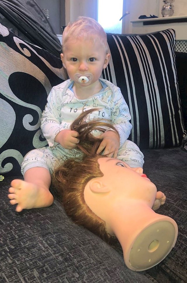 14-mjesečni Harry ne bi zaspao ako ga mama ne bi pustila da se igra s njezinom kosom.