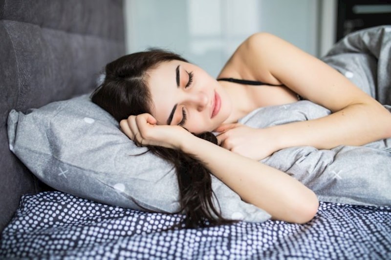 Umjesto da se prije spavanja pokriju plahtom, astronauti se preko noći vezuju za krevet..